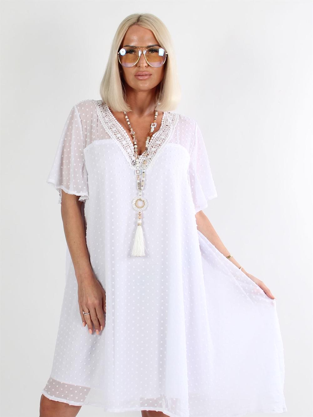 Kaylee - Svart klänning i chiffong med prickiga detaljer och broderi i nacken